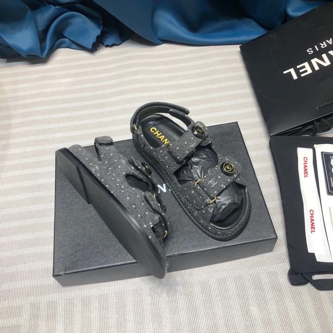👟👟Ex-factory price 480👟👟Chanel 2025ss new Velcro sandals, top counter quality (welcome🆚comparison)💪 ⚠️As Chanel's classic shoe king, it is a hot item every summer. Once you start wearing sandals in summer, sports shoes will be relegated to the sidelines! Haha, the pattern will change a little every year, ⚠️2020 Chanel Spring and Summer New Season Double C Velcro Casual Sandals, 💯The upper adds more fashionable elements of Xiaoxiang, ⚠️Lingge electric embroidery. The upper is cowhide and the lining is sheepskin. It is comfortable and breathable to wear. It is very comfortable and versatile. ⚠️A very comfortable sandal for the feet! Size 35-40 (custom-made for 41)